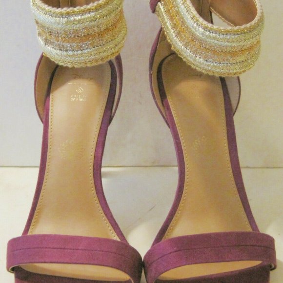 Special Edition Disney Aladdin Heels - Picture 2 of 5